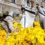 brigada-els-segadors-del-maresme-vuelva-miles-lazos-amarillos-arrancados-frente-palau-generalitat-1553341288359