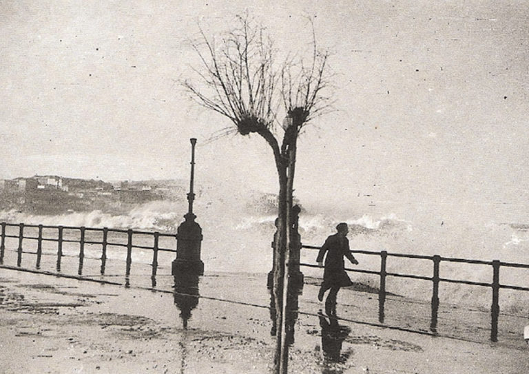 Constantino Suárez y las otras fotos de Gijón bajo las bombas